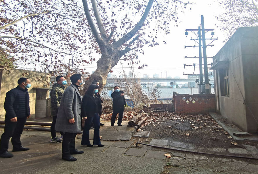 圖片2:公司黨支部書記、董事長陳平帶隊對磨刀溝倉庫資產(chǎn)進行安全檢查_副本 圖片2:公司黨支部書記、董事長陳平帶隊對磨刀溝倉庫資產(chǎn)進行安全檢查_副本