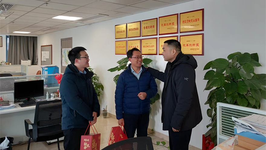 01集團黨委書記、董事長肖林看望慰問堅守崗位職工