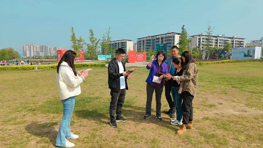 3、向生態(tài)公園游客發(fā)放《濕地保護(hù)倡議書(shū)》