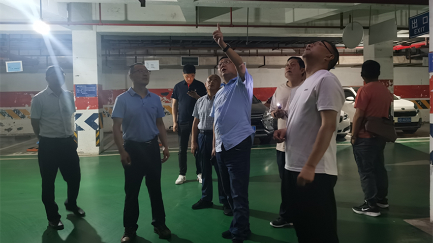 檢查組在涪濱印象小區(qū)現(xiàn)場開展安全隱患督導檢查