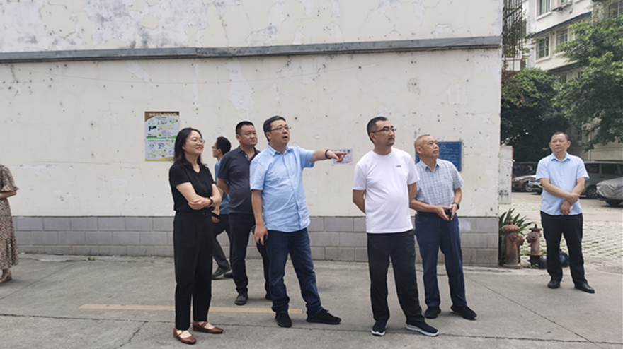 檢查組在新華小區(qū)現(xiàn)場開展安全隱患督導檢查