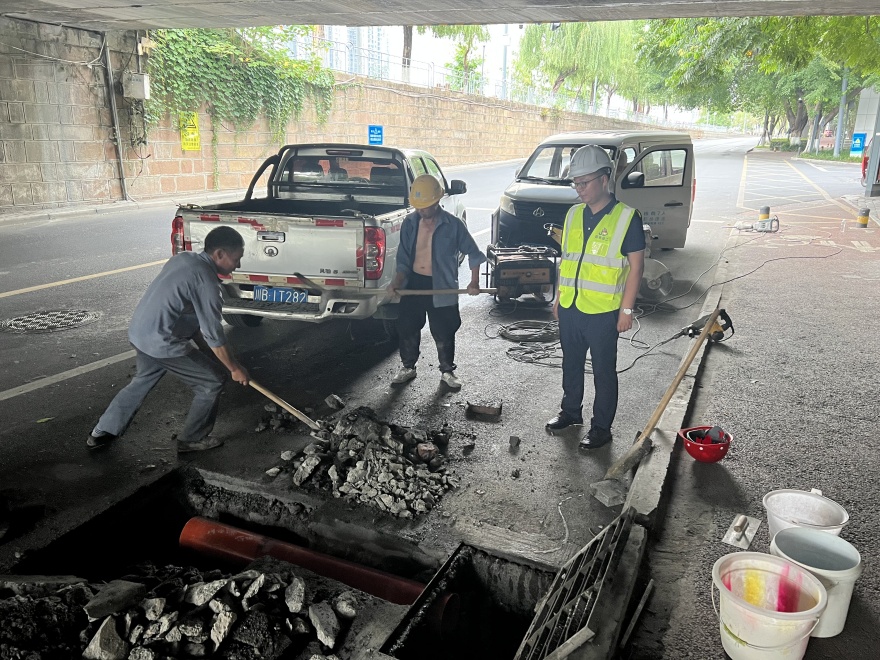 3工作人員督導內(nèi)澇點清淤_副本 3工作人員督導內(nèi)澇點清淤_副本