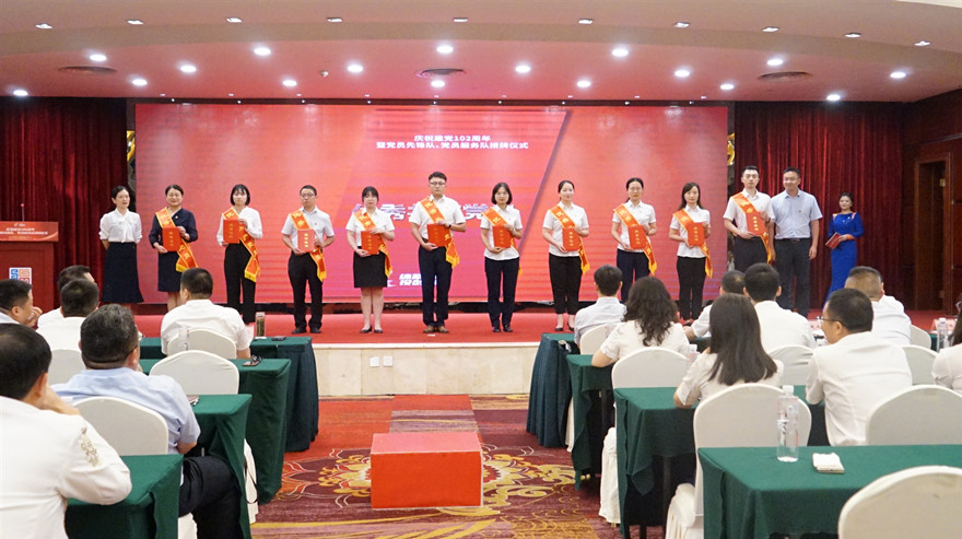 優(yōu)秀共產(chǎn)黨員頒獎(jiǎng)_副本 優(yōu)秀共產(chǎn)黨員頒獎(jiǎng)_副本