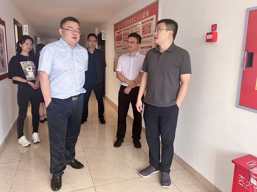 圖5：集團(tuán)總會(huì)計(jì)師齊飛、副總經(jīng)理馬江水督導(dǎo)辦公區(qū)域消防安全
