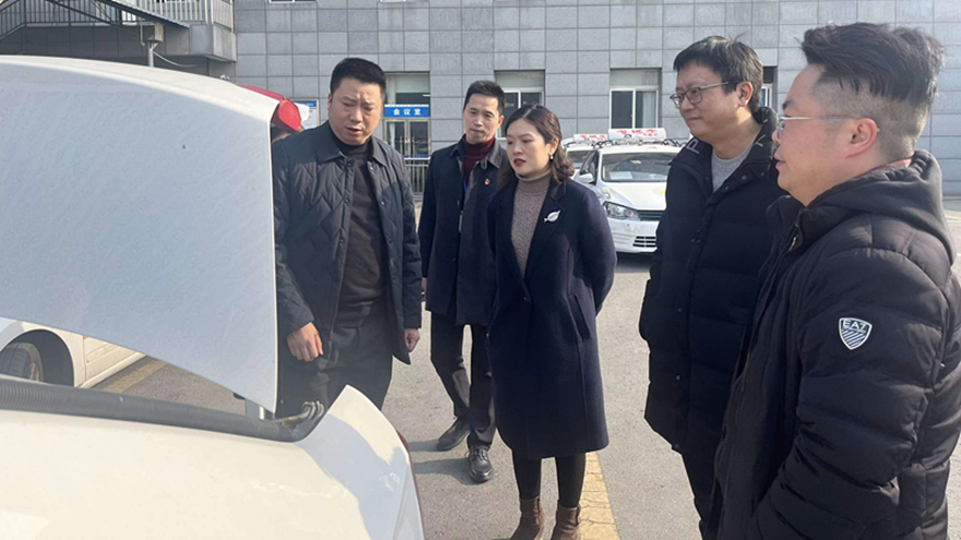 圖三：集團(tuán)黨委委員、副總經(jīng)理賀維維督導(dǎo)綿實(shí)股份安全工作