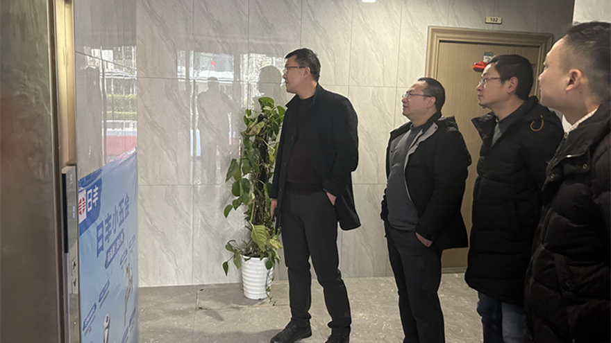 圖四：集團(tuán)黨委委員、副總經(jīng)理余佰宣督導(dǎo)綿投置地安全工作